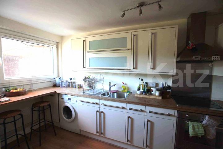 			NEW INSTRUCTION!, 2 Bedroom, 1 bath, 1 reception Flat			 Crayford Road, HOLLOWAY