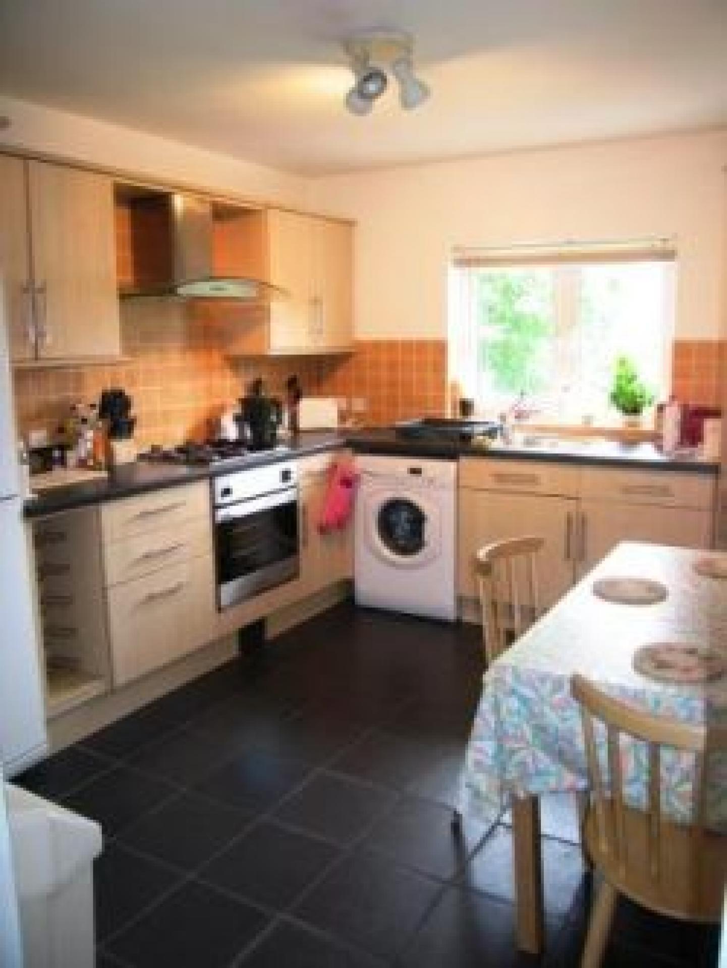 			New Instruction (MUST SEE!), 2 Bedroom, 1 bath, 1 reception Flat			 Ambrose Avenue, GOLDERS GREEN NW11 NW11