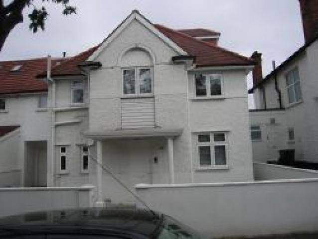 			New Instruction (MUST SEE!), 2 Bedroom, 1 bath, 1 reception Flat			 Ambrose Avenue, GOLDERS GREEN NW11