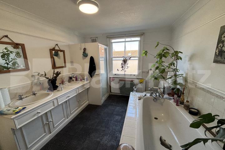 Georgian Townhouse over 3 floors, double reception room & patio garden Henshaw Street, Elephant and Castle