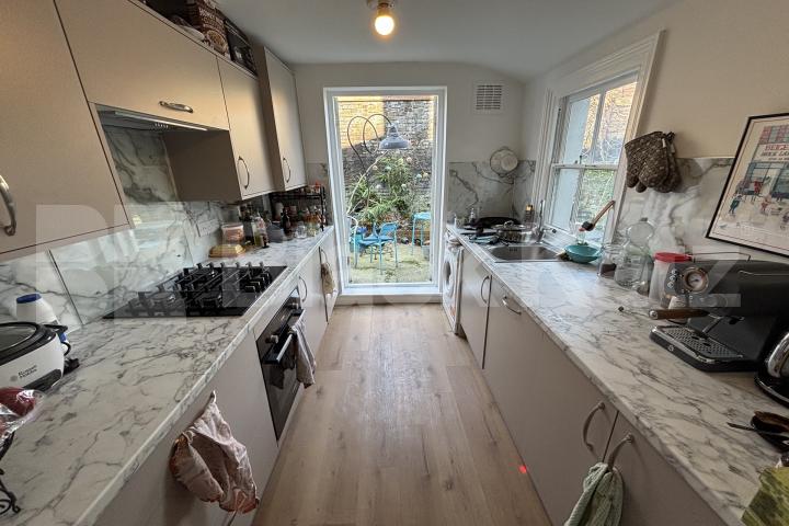 Georgian Townhouse over 3 floors, double reception room & patio garden Henshaw Street, Elephant and Castle