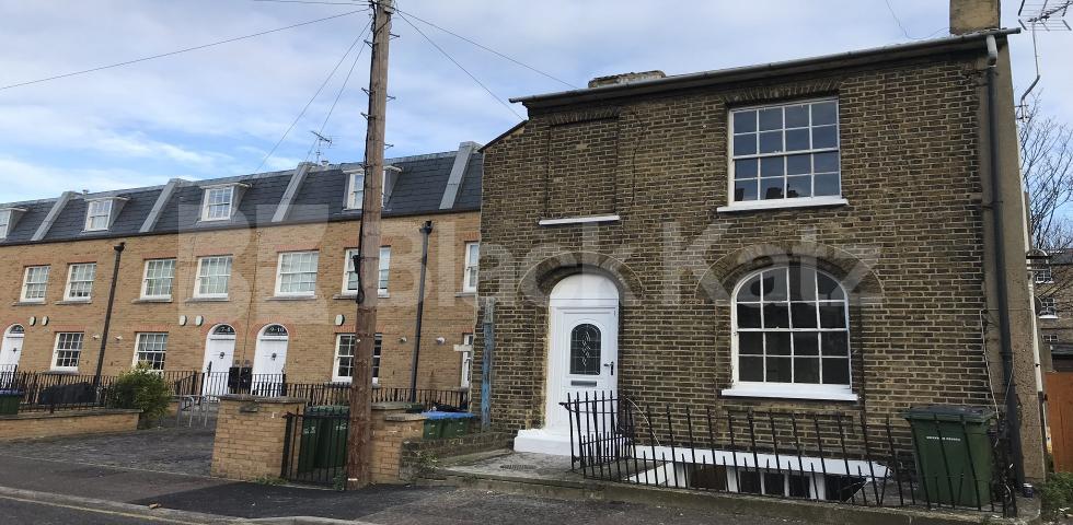 Located on this quiet cul-de-sac this property is arranged over three floors Trafalgar Grove, Greenwich