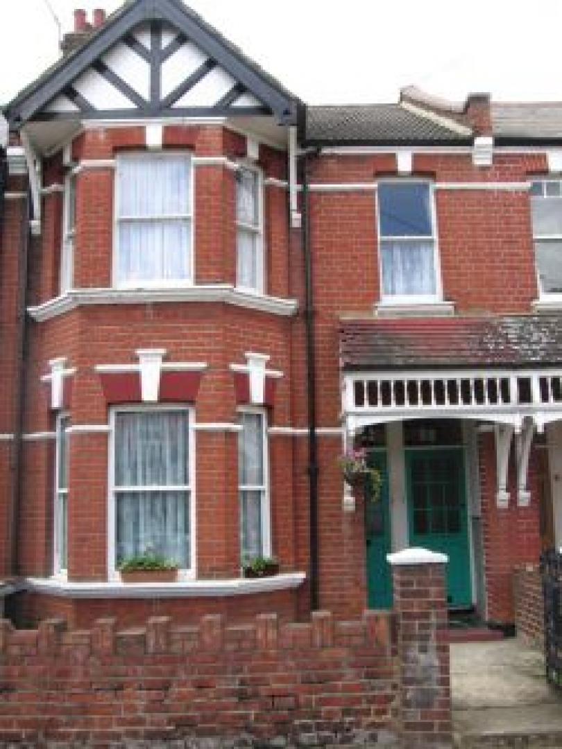 			4 Bedroom, 1 bath, 1 reception Flat			 Wotton Road, CRICKLEWOOD NW2