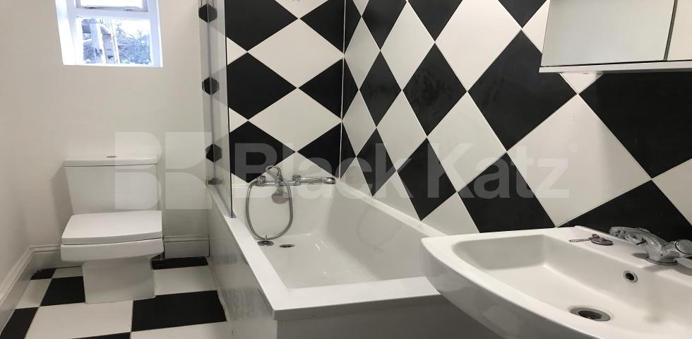 Located on this quiet cul-de-sac this property is arranged over three floors Trafalgar Grove, Greenwich