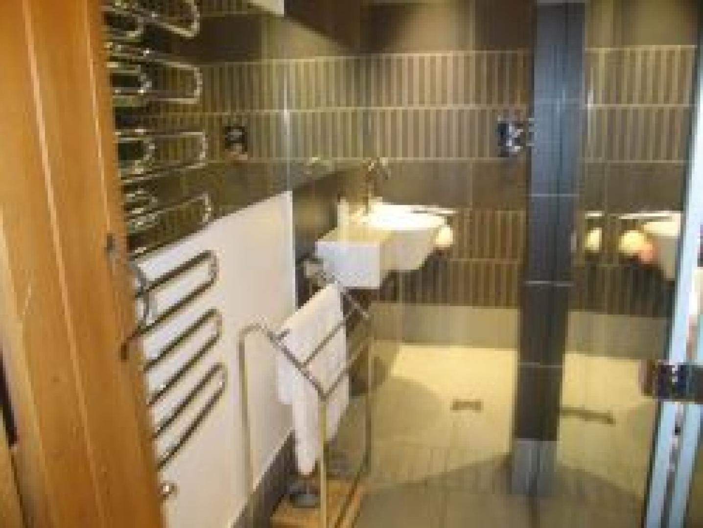 			Epic Slick and Stylish, 5 Bedroom, 1 bath, 1 reception Flat			 Hanover Rd, BRONDESBURY PARK