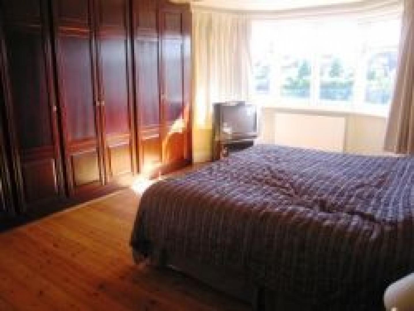 			4 Bedroom, 1 bath, 1 reception Flat			 Chelmsford Square, KENSAL GREEN