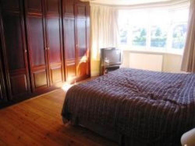 			4 Bedroom, 1 bath, 1 reception Flat			 Chelmsford Square, KENSAL GREEN