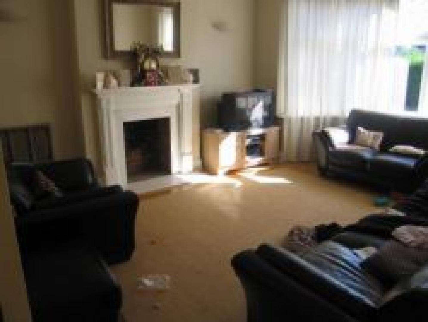 			4 Bedroom, 1 bath, 1 reception Flat			 Chelmsford Square, KENSAL GREEN