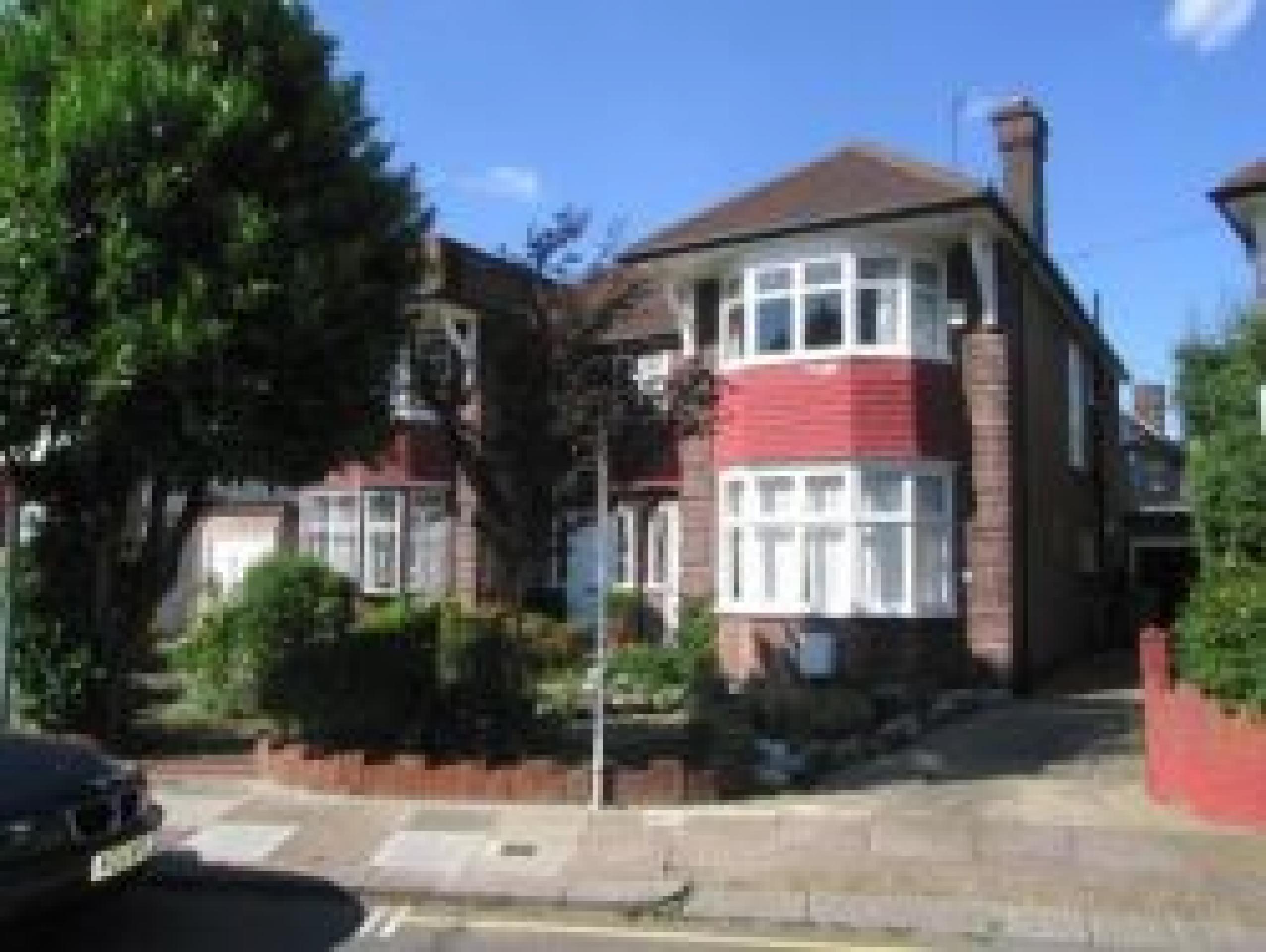 			4 Bedroom, 1 bath, 1 reception Flat			 Chelmsford Square, KENSAL GREEN NW10