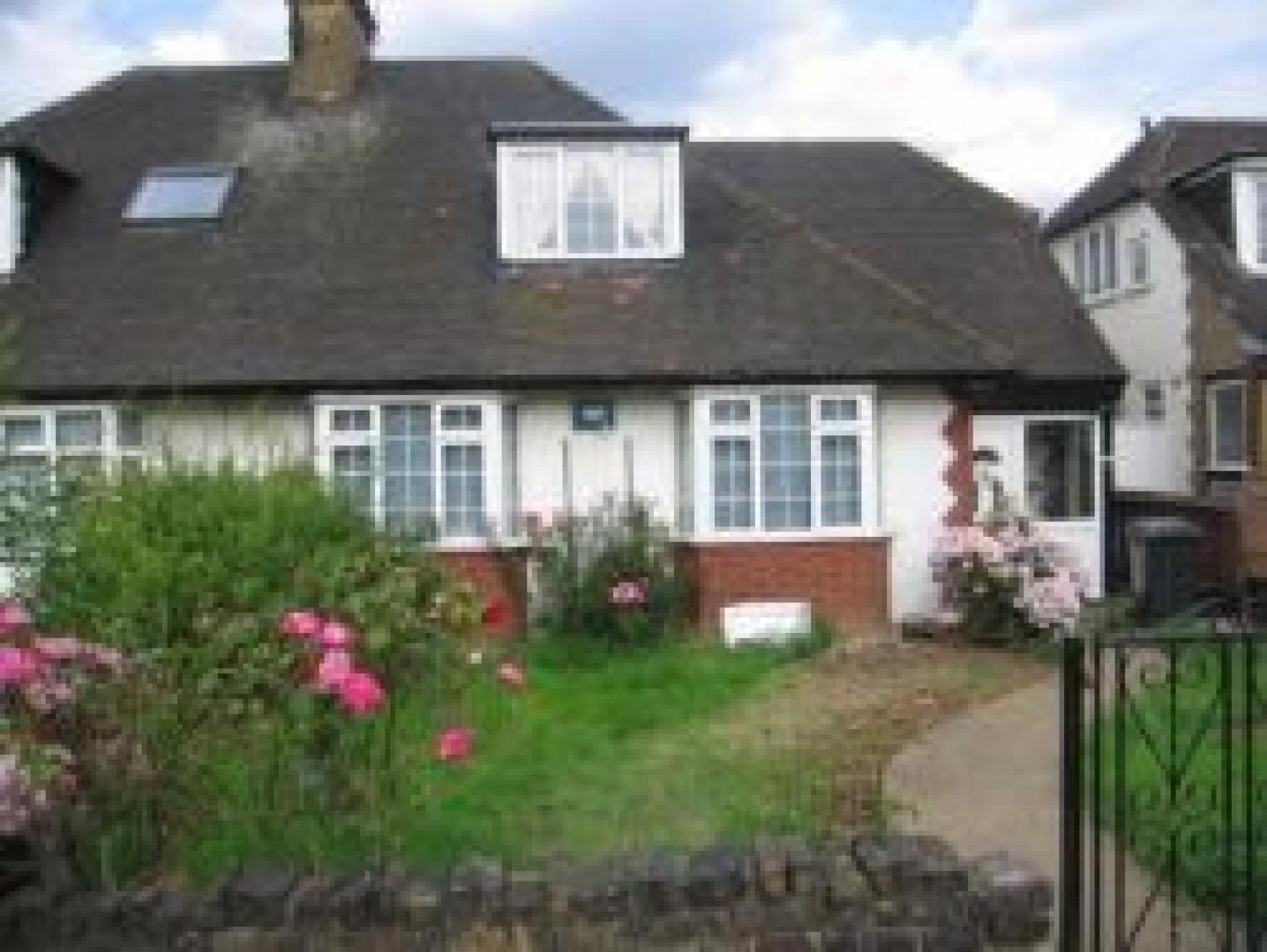 			Studio Apartment, 1 bath, 1 reception Flat			 Sanderstead Ave, CRICKLEWOOD/GOLDERS GREEN ESTATE