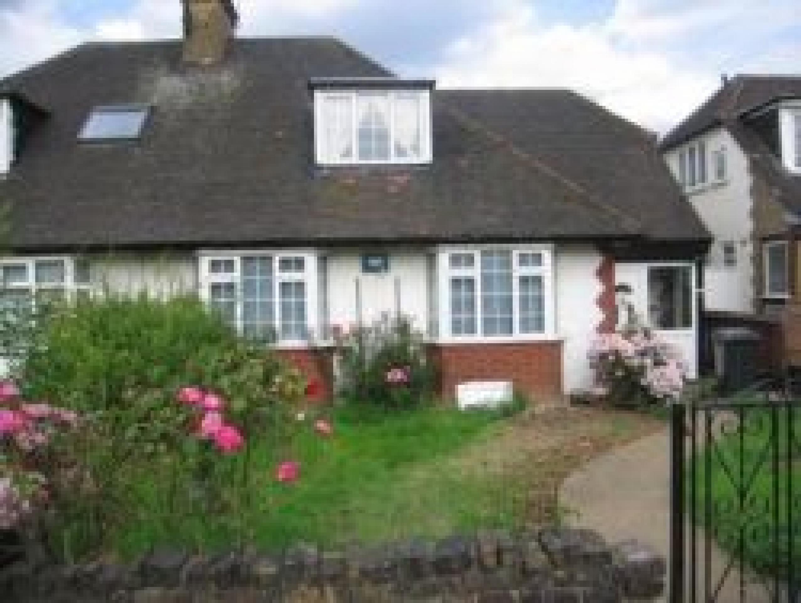 			Studio Apartment, 1 bath, 1 reception Flat			 Sanderstead Ave, CRICKLEWOOD/GOLDERS GREEN ESTATE NW2