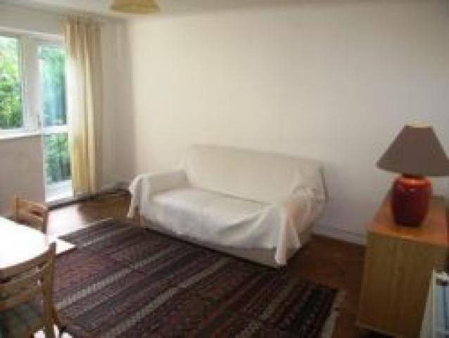 			2 Bedroom, 1 bath, 1 reception Flat			 Cromwell Close, EAST FINCHLEY N2