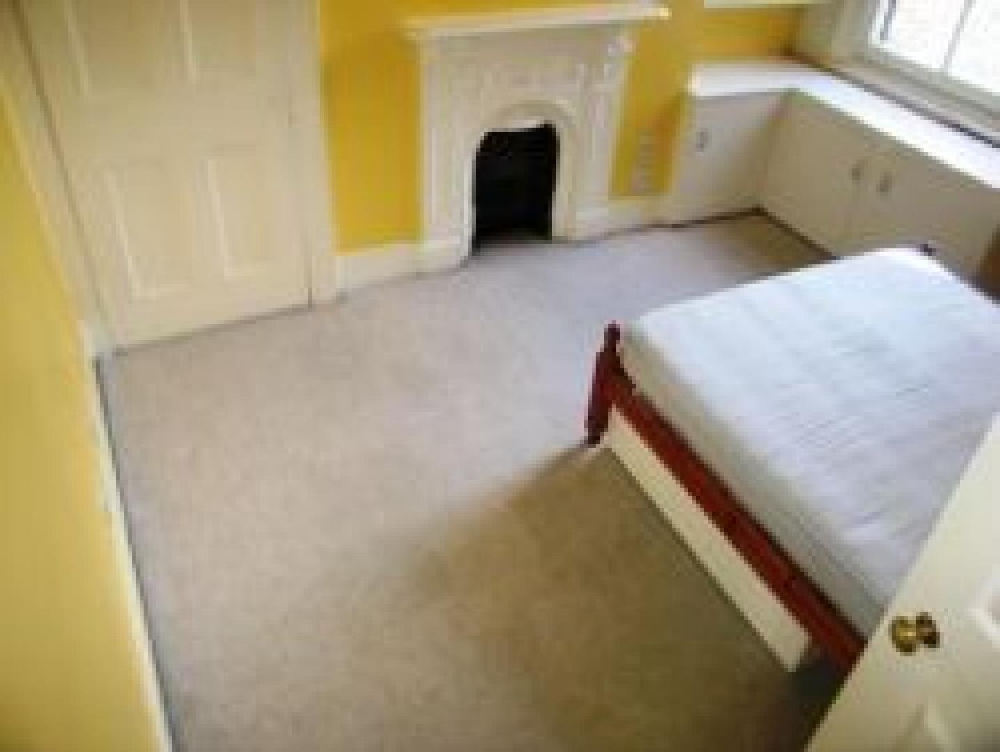 			4 Bedroom, 1 bath, 1 reception Flat			 Constantine Road, HAMPSTEAD HEATH NW3