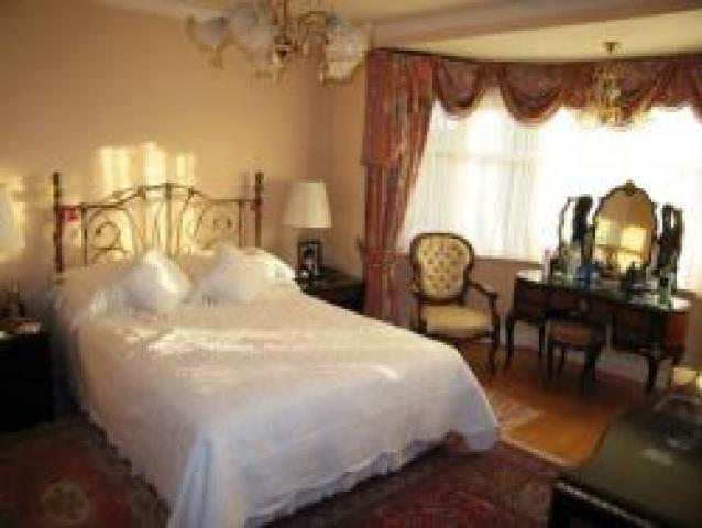 			5 Bedroom, 1 bath, 1 reception Flat			 Chelmsford Square, KENSAL GREEN NW10