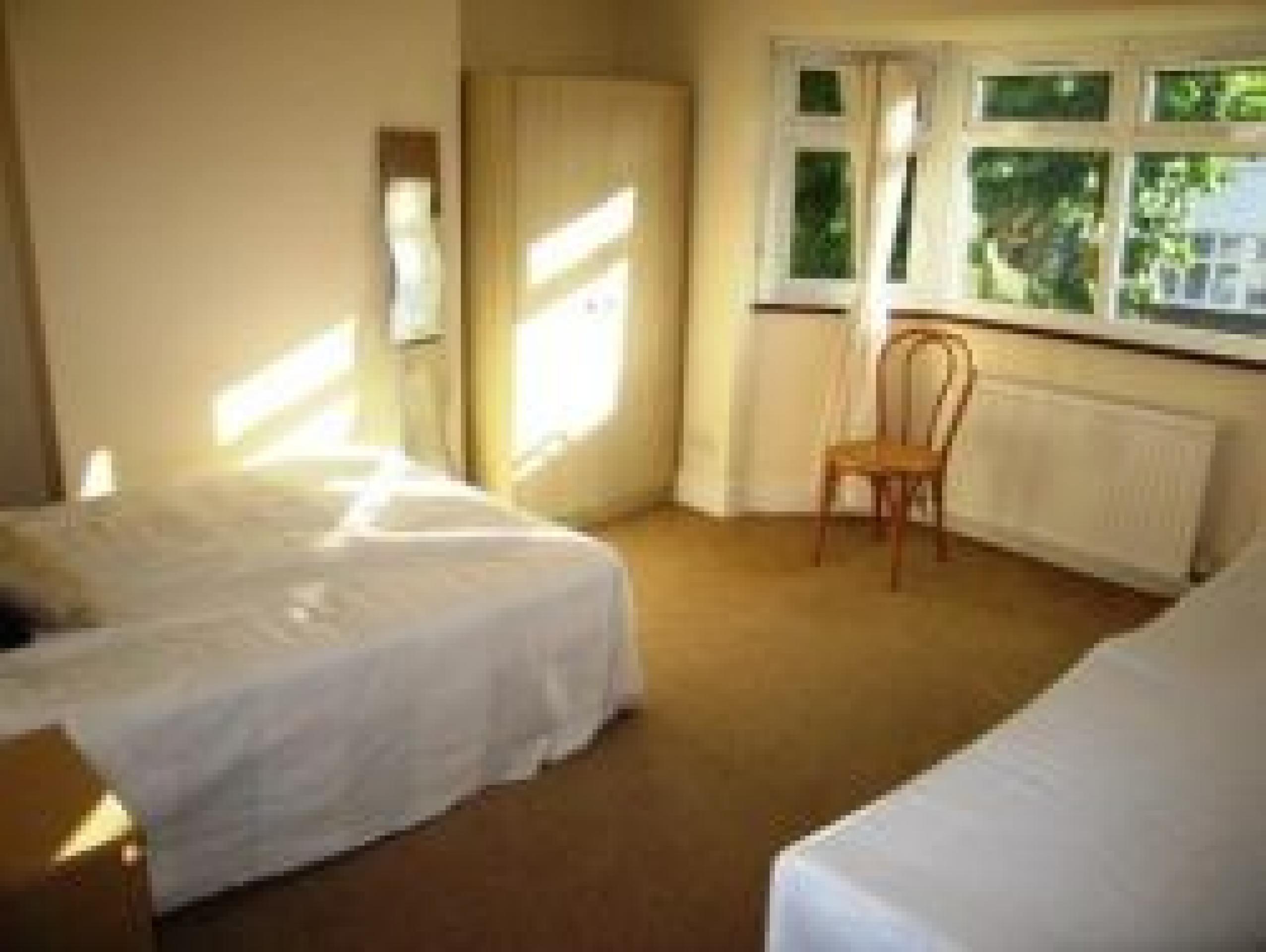 			3 Bedroom, 1 bath, 1 reception Flat			 North End Road, GOLDERS GREEN NW11