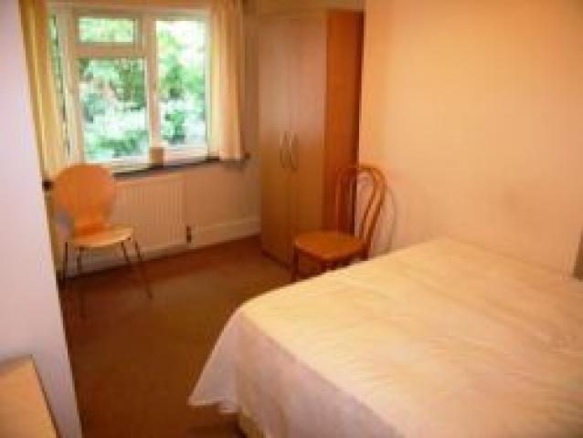 			3 Bedroom, 1 bath, 1 reception Flat			 North End Road, GOLDERS GREEN