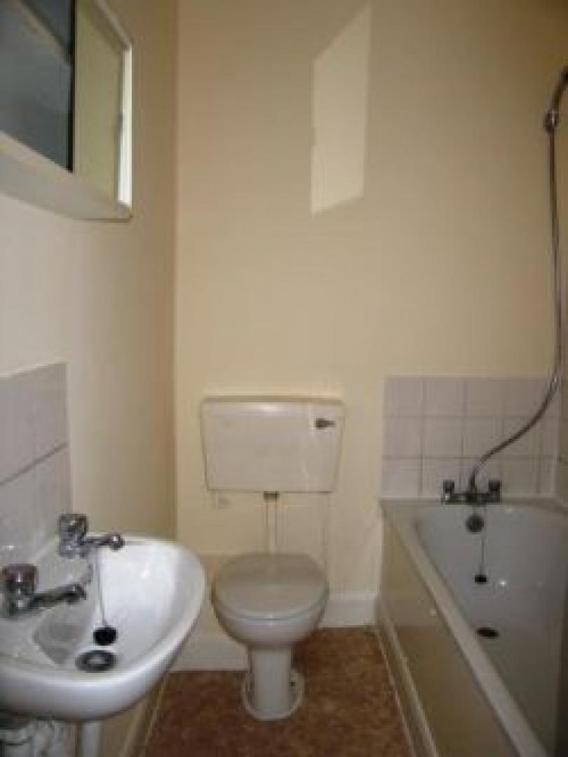 			2 Bedroom, 1 bath, 1 reception Flat			 Brownlow Road, WILLESDEN NW10