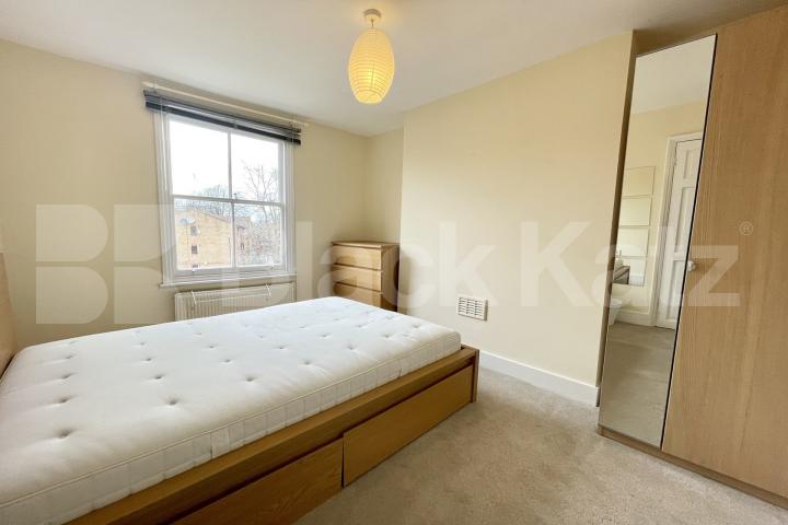 Georgian house,two bathrooms, charming patio garden & highly desirable address  Henshaw Street, Elephant and Castle/Borough