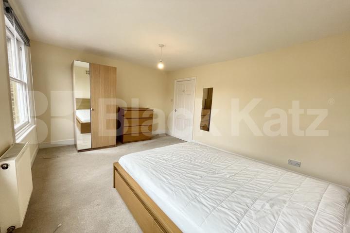 Georgian house,two bathrooms, charming patio garden & highly desirable address  Henshaw Street, Elephant and Castle/Borough