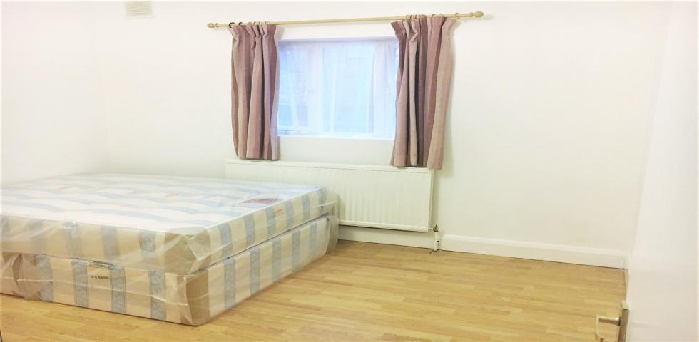 			PRIVATE GARDEN, 3 Bedroom, 1 bath, 1 reception Flat			 Melrose Avenue, Willesden Green