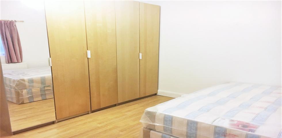 			PRIVATE GARDEN, 3 Bedroom, 1 bath, 1 reception Flat			 Melrose Avenue, Willesden Green