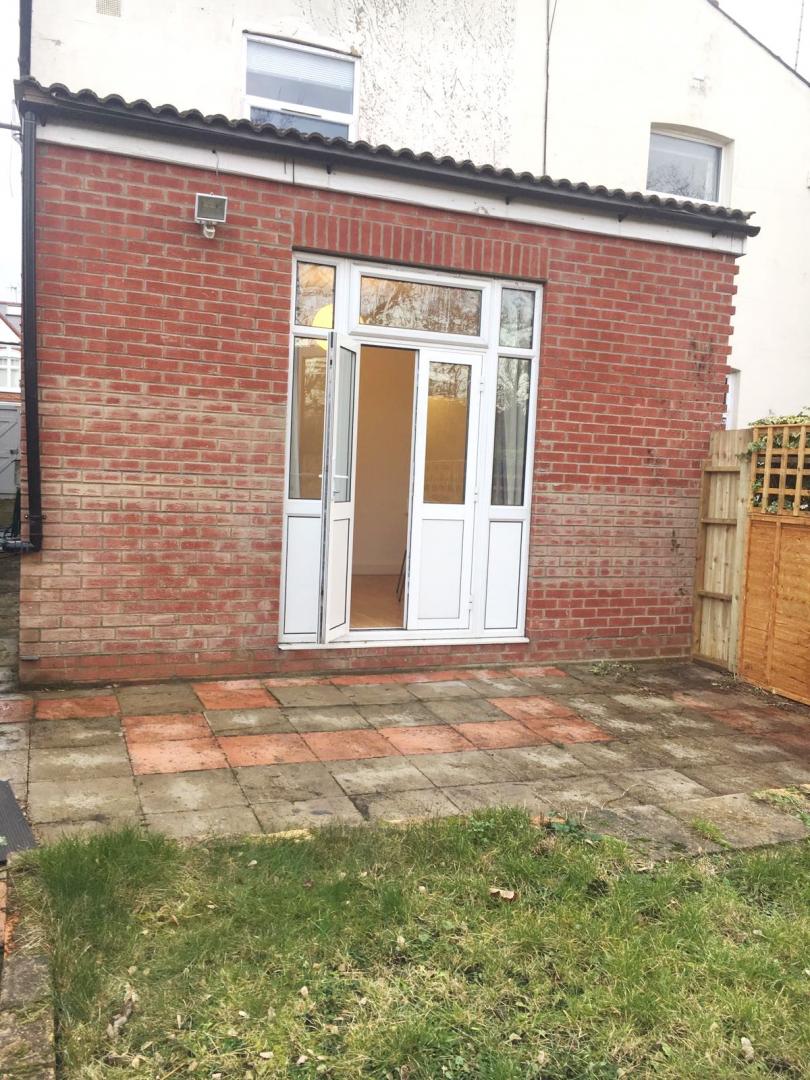			PRIVATE GARDEN, 3 Bedroom, 1 bath, 1 reception Flat			 Melrose Avenue, Willesden Green