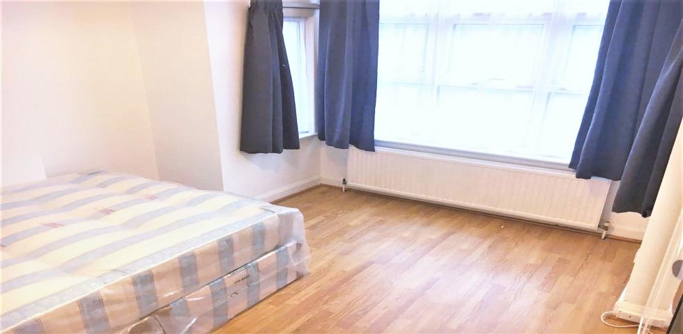 			PRIVATE GARDEN, 3 Bedroom, 1 bath, 1 reception Flat			 Melrose Avenue, Willesden Green