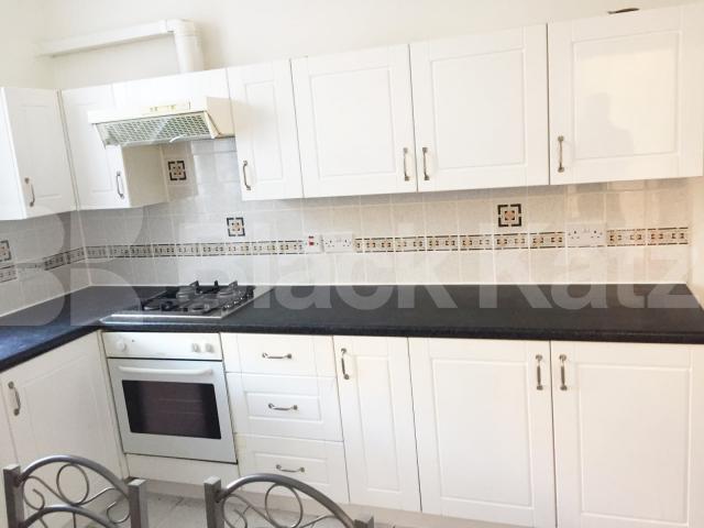 			GREAT SPACIOUS SPLIT LEVEL TWO BEDROOM APARTMENT, 2 Bedroom, 1 bath, 1 reception Flat			 Commercial Road, ALDGATE-WHITECHAPEL-SHADWELL