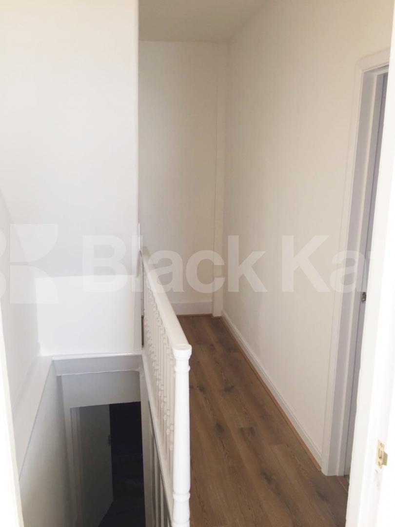 			GREAT SPACIOUS SPLIT LEVEL TWO BEDROOM APARTMENT, 2 Bedroom, 1 bath, 1 reception Flat			 Commercial Road, ALDGATE-WHITECHAPEL-SHADWELL