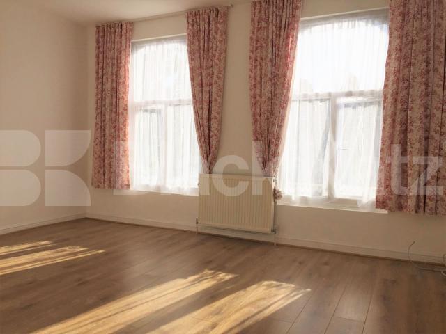 			GREAT SPACIOUS SPLIT LEVEL TWO BEDROOM APARTMENT, 2 Bedroom, 1 bath, 1 reception Flat			 Commercial Road, ALDGATE-WHITECHAPEL-SHADWELL