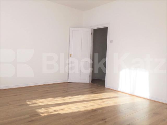 			GREAT SPACIOUS SPLIT LEVEL TWO BEDROOM APARTMENT, 2 Bedroom, 1 bath, 1 reception Flat			 Commercial Road, ALDGATE-WHITECHAPEL-SHADWELL