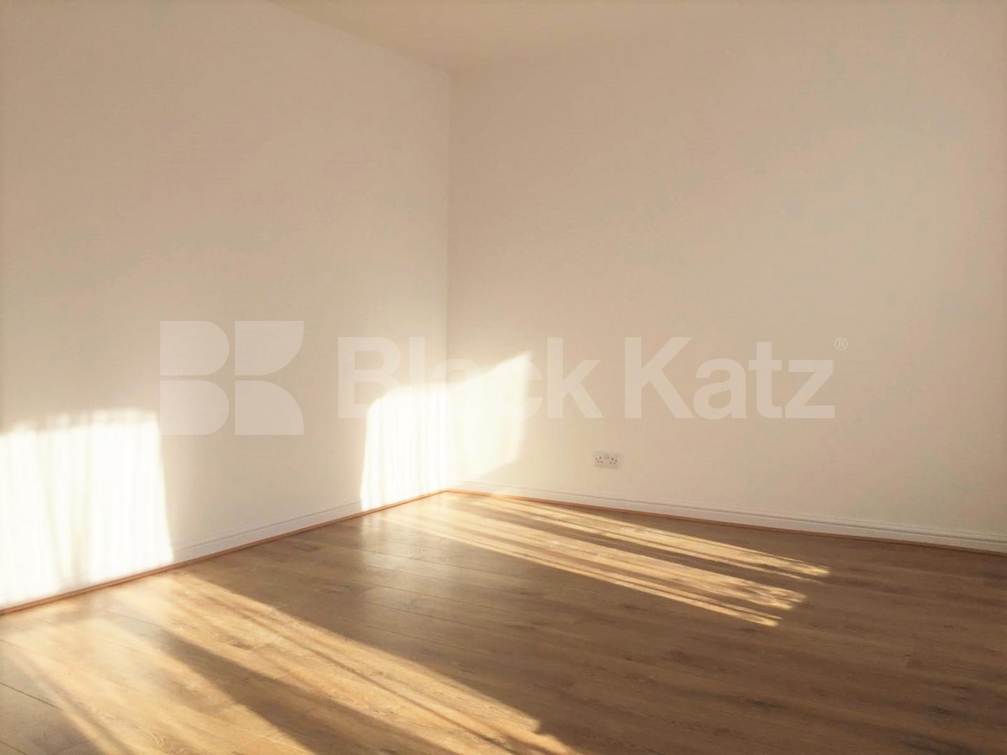 			GREAT SPACIOUS SPLIT LEVEL TWO BEDROOM APARTMENT, 2 Bedroom, 1 bath, 1 reception Flat			 Commercial Road, ALDGATE-WHITECHAPEL-SHADWELL