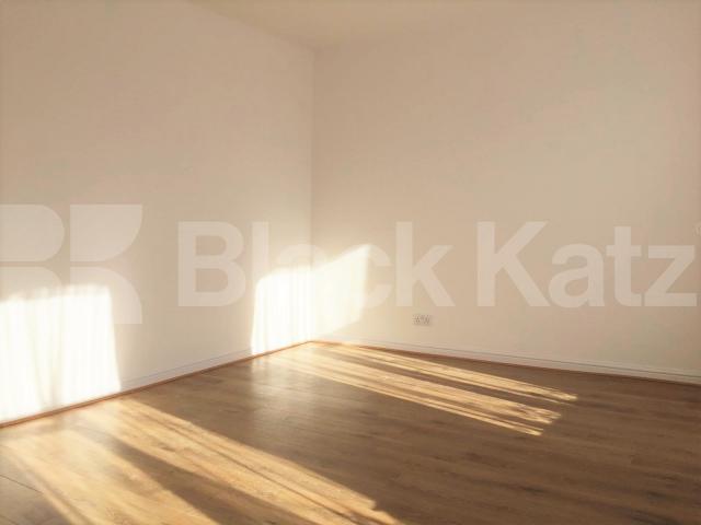 			GREAT SPACIOUS SPLIT LEVEL TWO BEDROOM APARTMENT, 2 Bedroom, 1 bath, 1 reception Flat			 Commercial Road, ALDGATE-WHITECHAPEL-SHADWELL