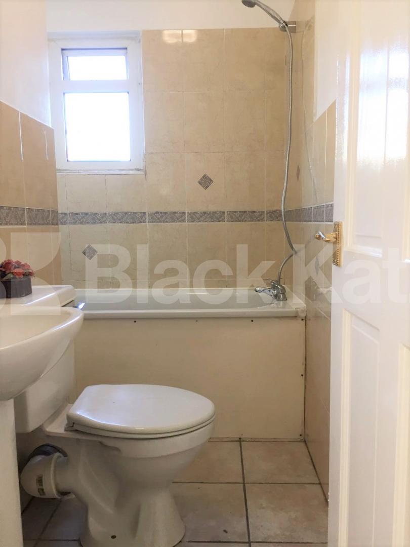 			GREAT SPACIOUS SPLIT LEVEL TWO BEDROOM APARTMENT, 2 Bedroom, 1 bath, 1 reception Flat			 Commercial Road, ALDGATE-WHITECHAPEL-SHADWELL