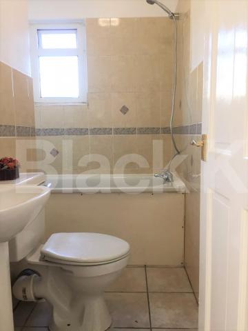 			GREAT SPACIOUS SPLIT LEVEL TWO BEDROOM APARTMENT, 2 Bedroom, 1 bath, 1 reception Flat			 Commercial Road, ALDGATE-WHITECHAPEL-SHADWELL