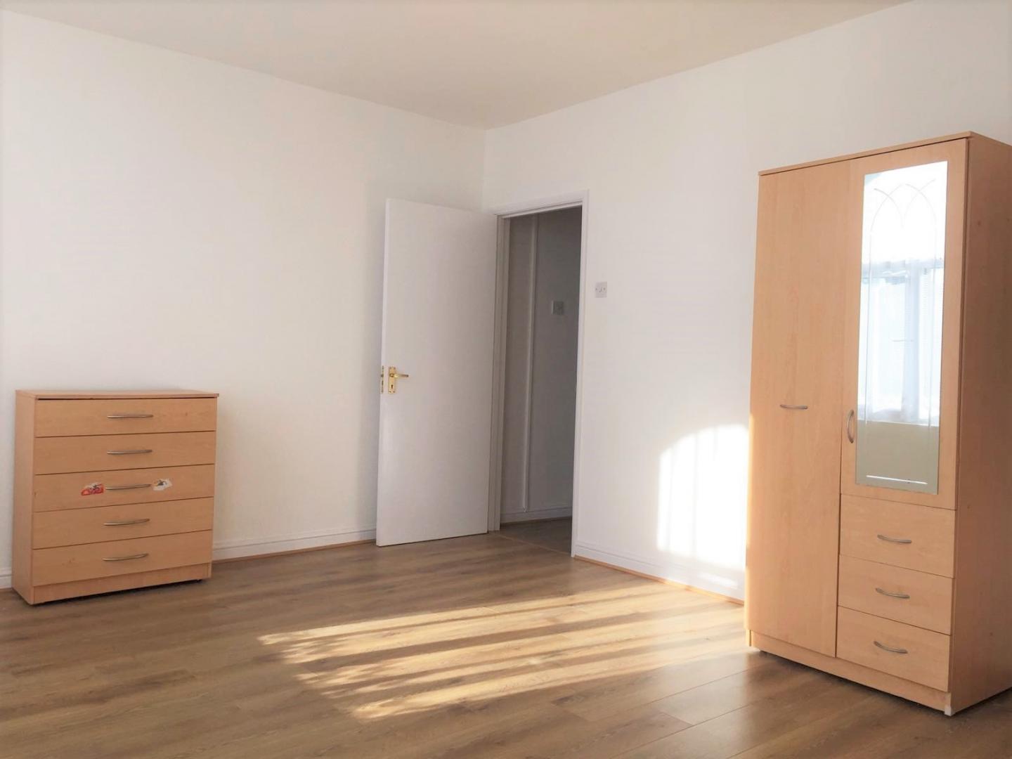 			GREAT SPACIOUS SPLIT LEVEL TWO BEDROOM APARTMENT, 2 Bedroom, 1 bath, 1 reception Flat			 Commercial Road, ALDGATE-WHITECHAPEL-SHADWELL