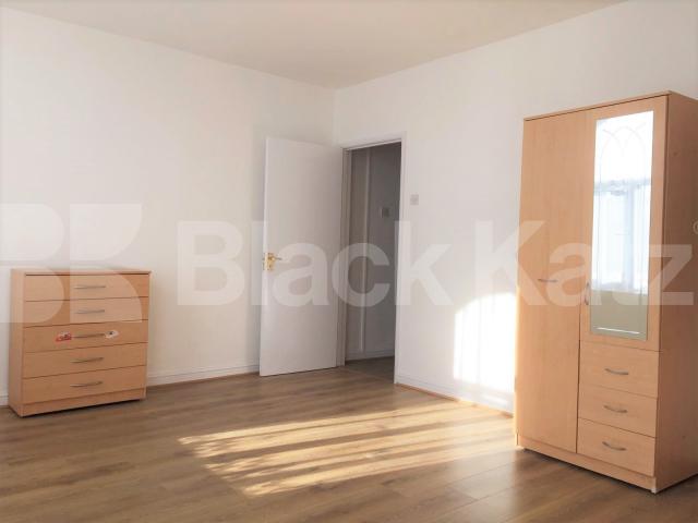 			GREAT SPACIOUS SPLIT LEVEL TWO BEDROOM APARTMENT, 2 Bedroom, 1 bath, 1 reception Flat			 Commercial Road, ALDGATE-WHITECHAPEL-SHADWELL