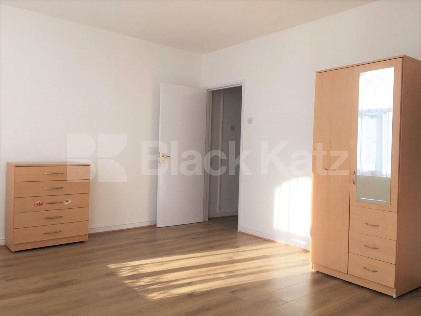 			GREAT SPACIOUS SPLIT LEVEL TWO BEDROOM APARTMENT, 2 Bedroom, 1 bath, 1 reception Flat			 Commercial Road, ALDGATE-WHITECHAPEL-SHADWELL