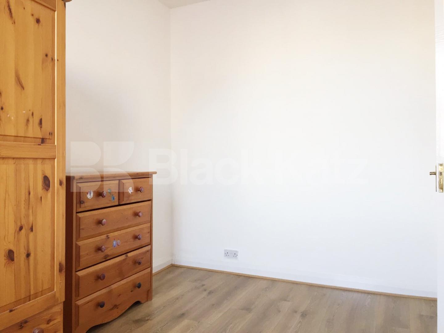			GREAT SPACIOUS SPLIT LEVEL TWO BEDROOM APARTMENT, 2 Bedroom, 1 bath, 1 reception Flat			 Commercial Road, ALDGATE-WHITECHAPEL-SHADWELL