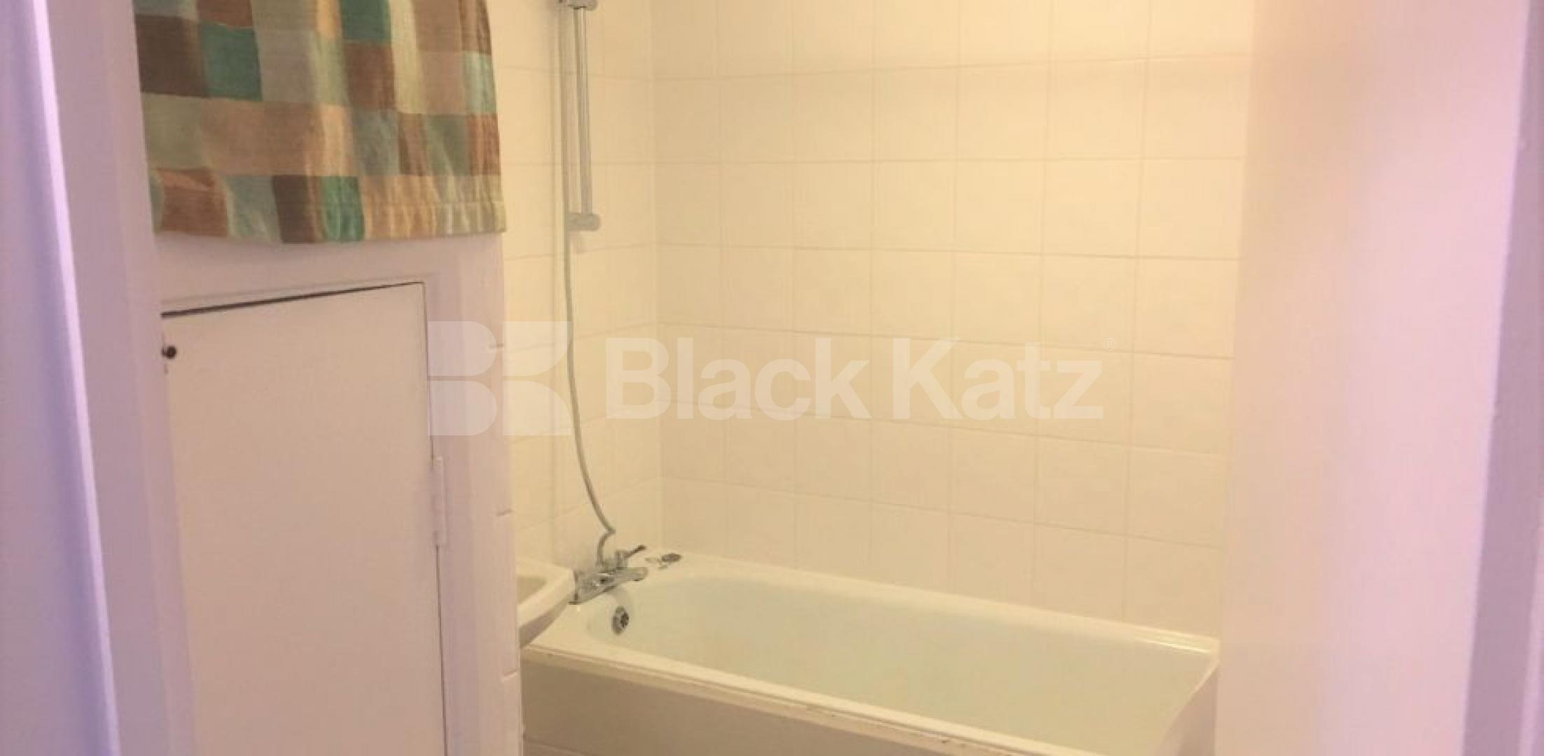 			LET AGREED, 2 Bedroom, 1 bath, 1 reception Flat			 New North Road, ISLINGTON-DE BEAUVOIR-OLD STREET