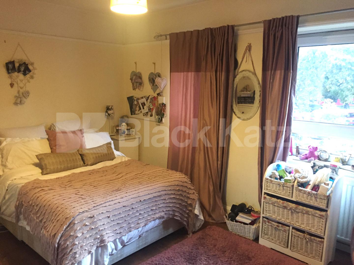 			2 MINS. TO THE HEATH!, 2 Bedroom, 1 bath, 1 reception Flat			 South End Close, HAMPSTEAD HEATH