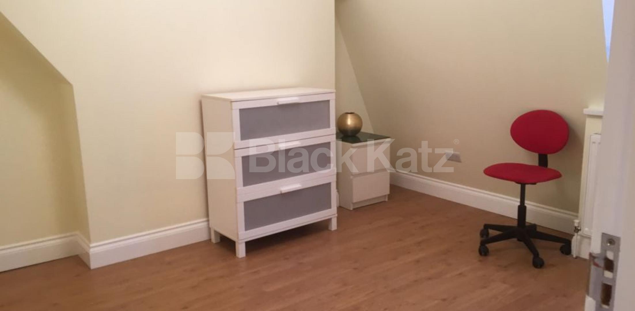 			RENT INCLUSIVE OF GAS, ELECTRIC AND WATER RATES, 1 Bedroom, 1 bath, 1 reception Flat			 Stroud Green Road, FINSBURY PARK-STROUD GREEN