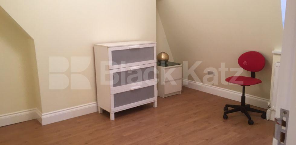 			RENT INCLUSIVE OF GAS, ELECTRIC AND WATER RATES, 1 Bedroom, 1 bath, 1 reception Flat			 Stroud Green Road, FINSBURY PARK-STROUD GREEN