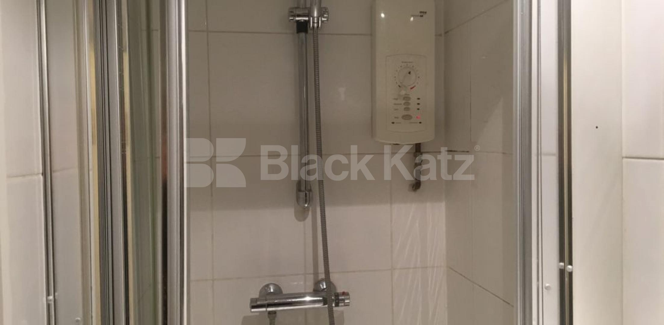 			RENT INCLUSIVE OF GAS, ELECTRIC AND WATER RATES, 1 Bedroom, 1 bath, 1 reception Flat			 Stroud Green Road, FINSBURY PARK-STROUD GREEN