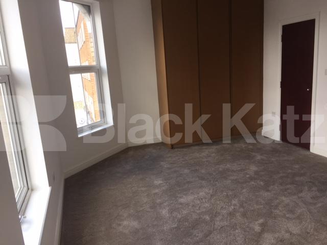 			STUNNING SPACIOUS SPLIT LEVEL 3 BEDROOM FLAT, 3 Bedroom, 1 bath, 1 reception Flat			 Green Lanes, NEWINGTON GREEN-STOKE NEWINGTON