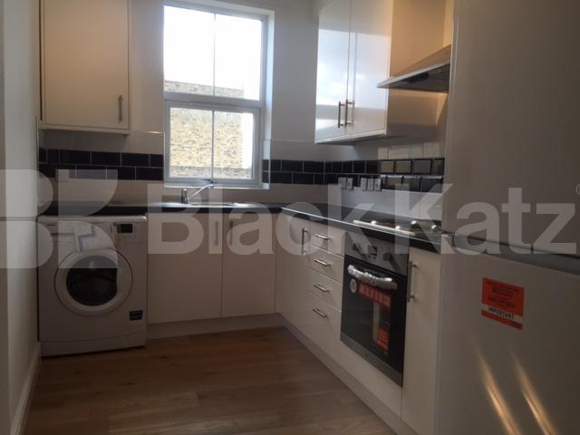 			STUNNING SPACIOUS SPLIT LEVEL 3 BEDROOM FLAT, 3 Bedroom, 1 bath, 1 reception Flat			 Green Lanes, NEWINGTON GREEN-STOKE NEWINGTON