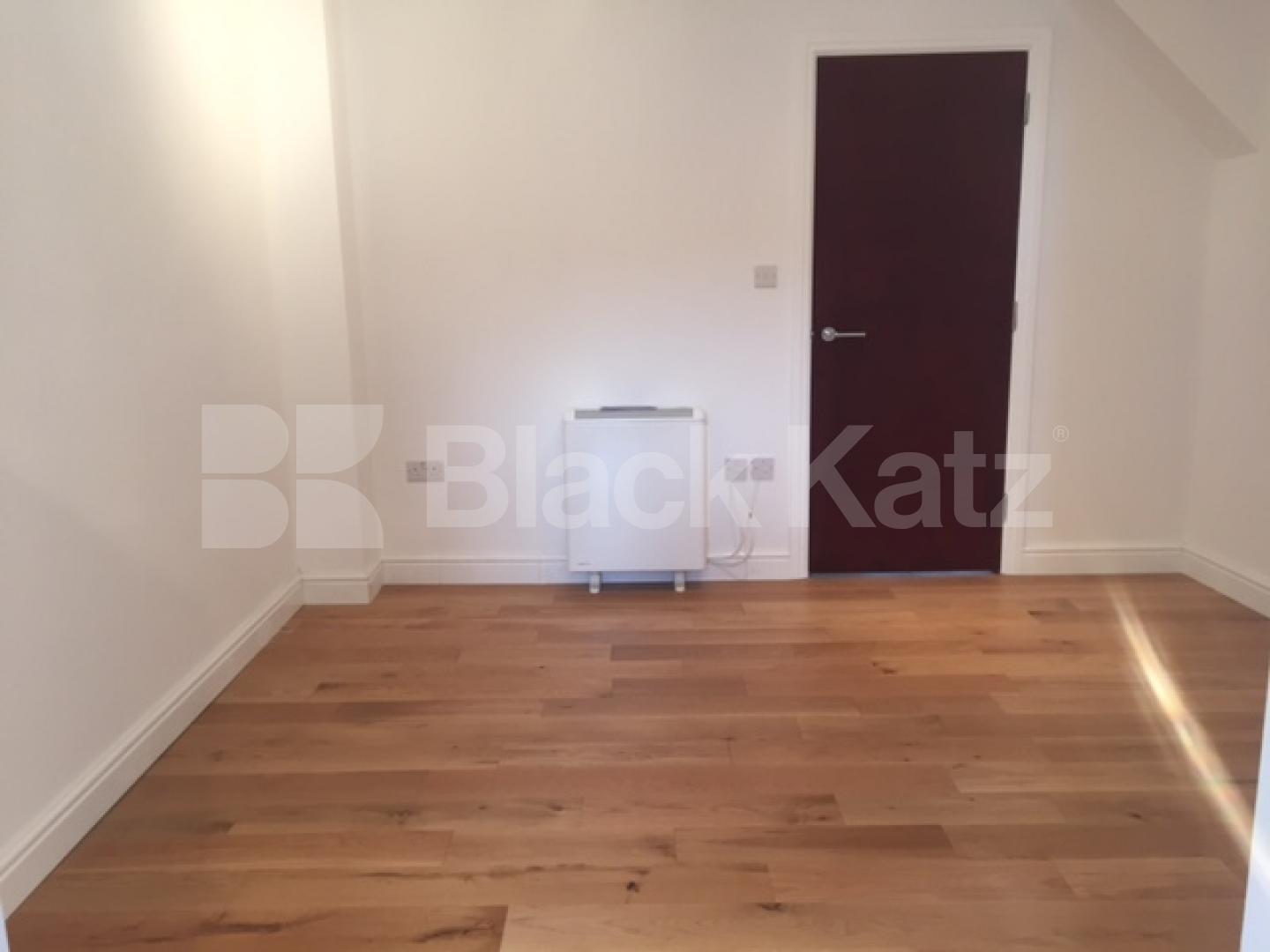 			STUNNING SPACIOUS SPLIT LEVEL 3 BEDROOM FLAT, 3 Bedroom, 1 bath, 1 reception Flat			 Green Lanes, NEWINGTON GREEN-STOKE NEWINGTON