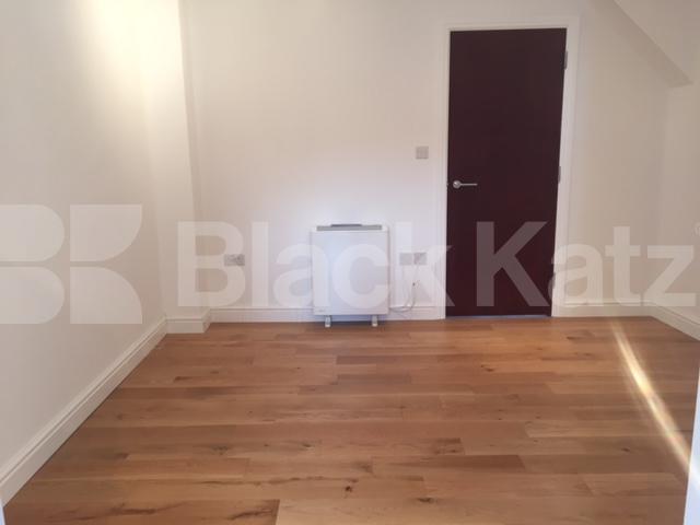 			STUNNING SPACIOUS SPLIT LEVEL 3 BEDROOM FLAT, 3 Bedroom, 1 bath, 1 reception Flat			 Green Lanes, NEWINGTON GREEN-STOKE NEWINGTON