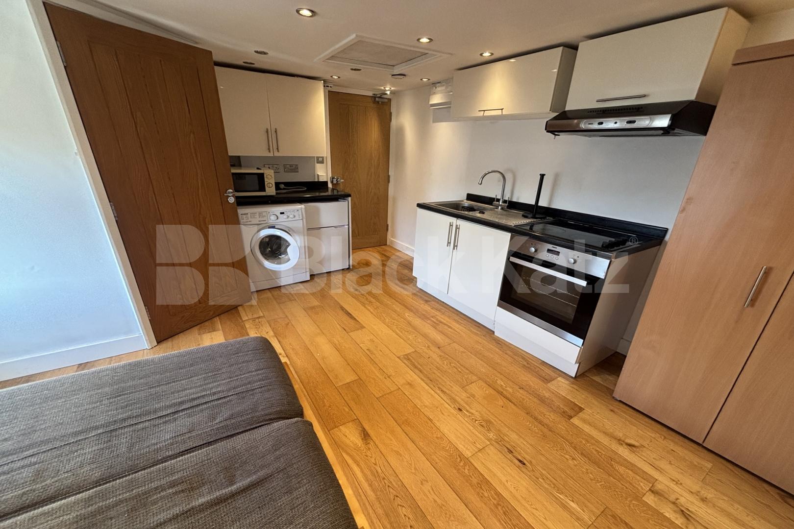 Small but perfectly formed, self contained top floor studio   Upper Tulse Hill, Brixton