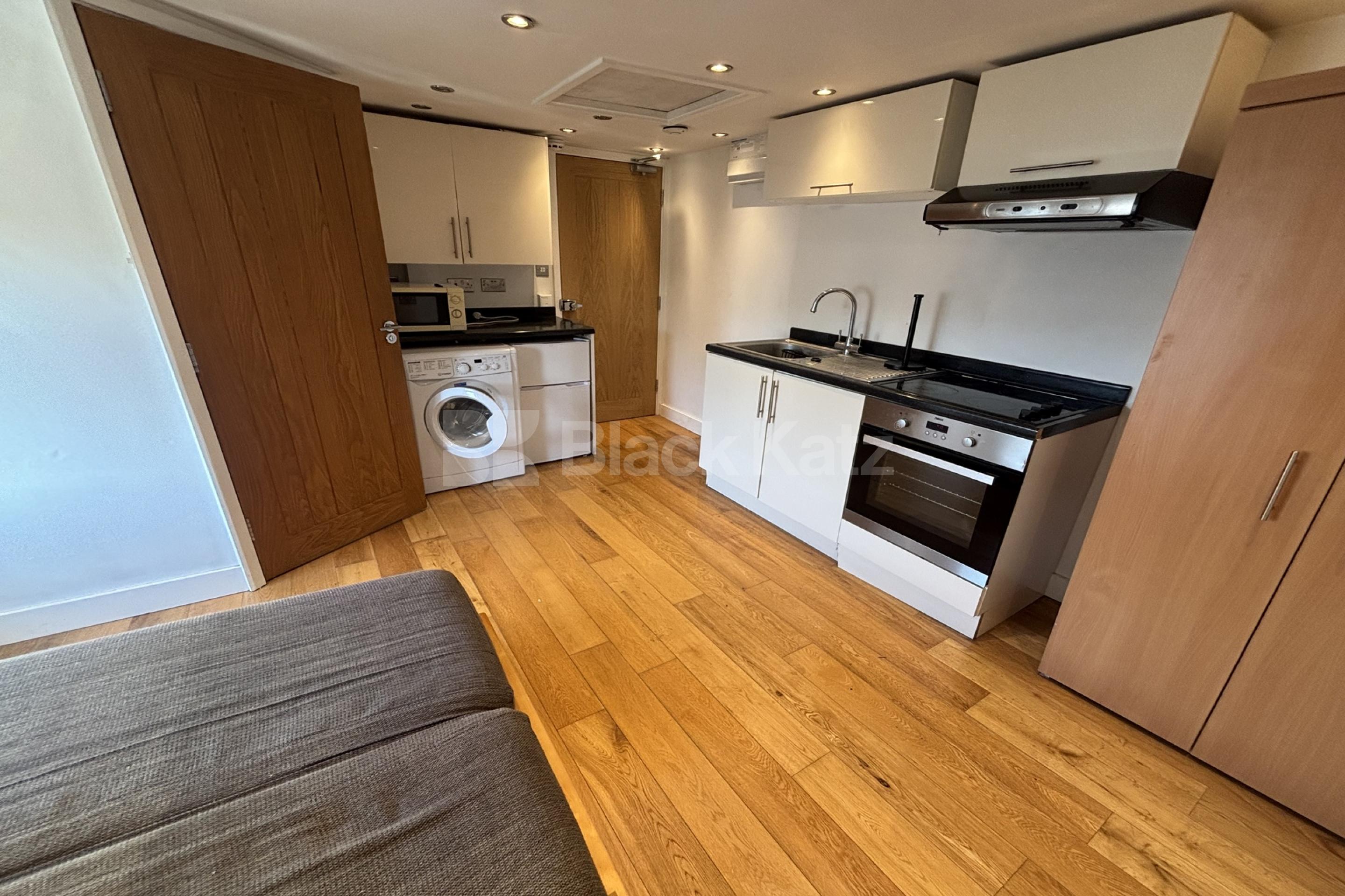 Small but perfectly formed, self contained top floor studio   Upper Tulse Hill, Brixton SW2